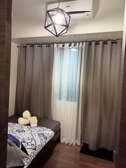 1br Free Parking With Balcony Near Rcbc, Trident, Mmc Manila