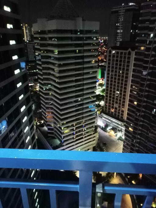 1br Free Parking With Balcony Near Rcbc, Trident, Mmc Manila