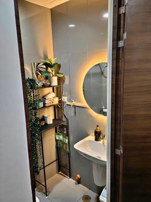 1br Free Parking With Balcony Near Rcbc, Trident, Mmc Manila