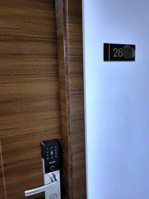 1br Free Parking With Balcony Near Rcbc, Trident, Mmc *