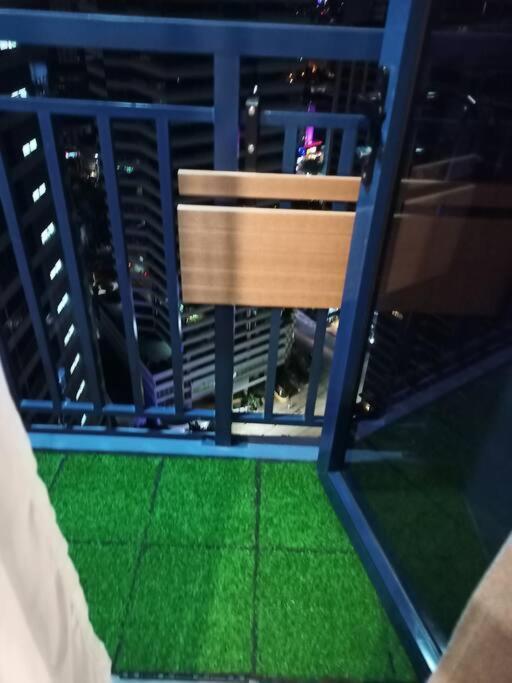 1br Free Parking With Balcony Near Rcbc, Trident, Mmc * Manila