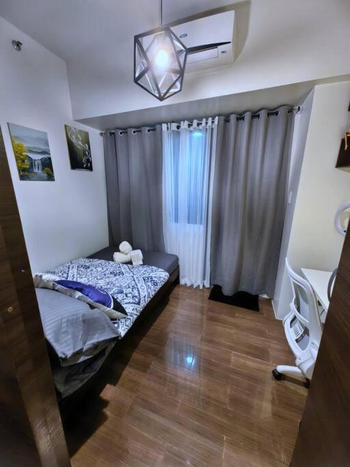 1br Free Parking With Balcony Near Rcbc, Trident, Mmc Apartment