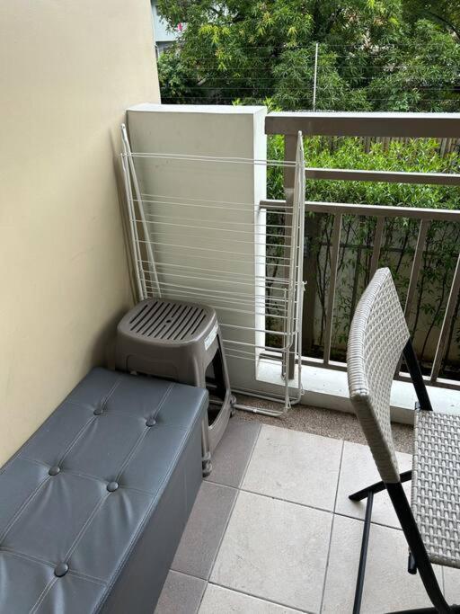 1br Calathea Place Nr Airport, Netflix,50mbps Wifi Apartment Manila