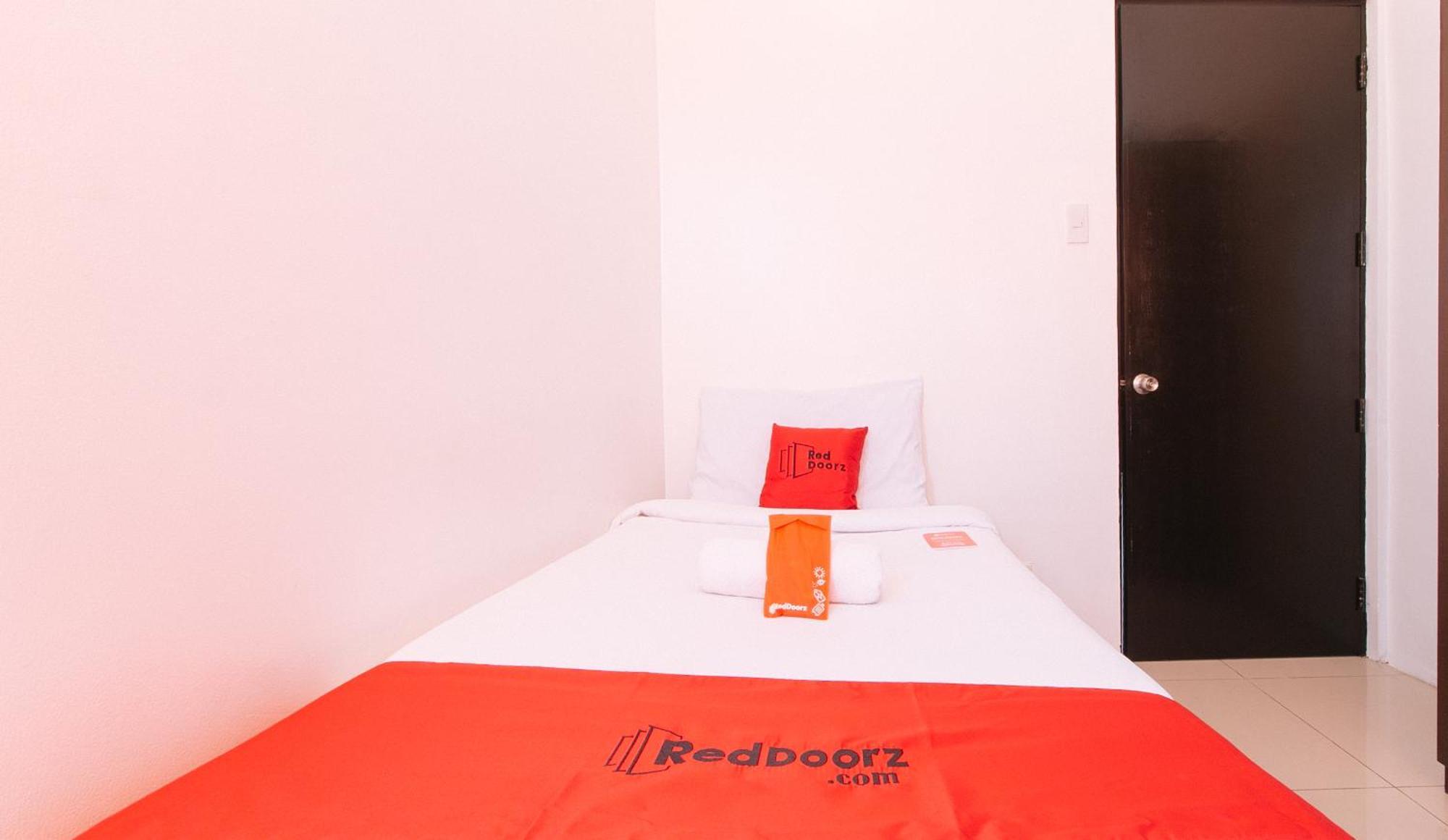 Hotel Reddoorz @ Jardin Lrt Tayuman Manila