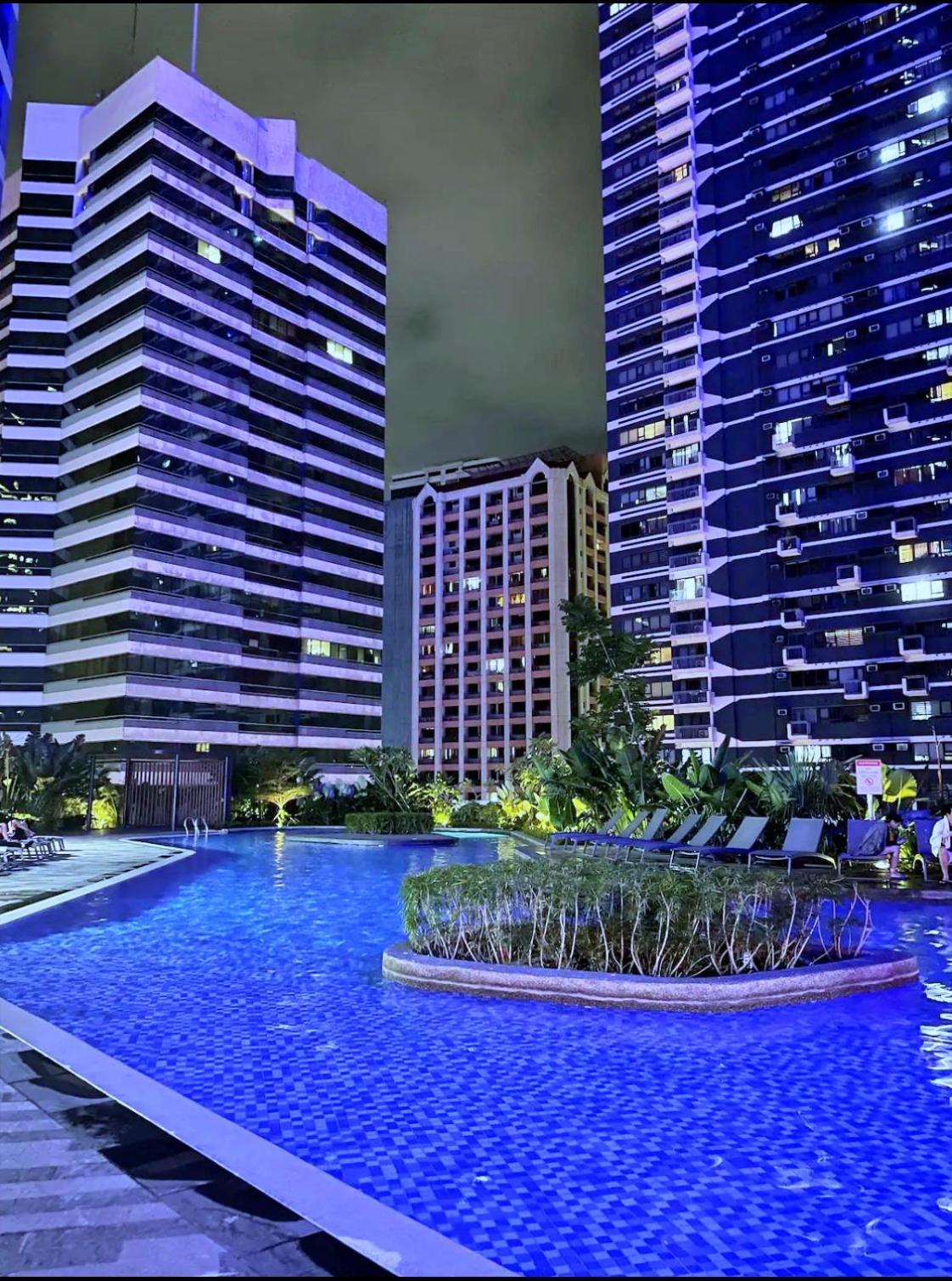 1br Free Parking With Balcony Near Rcbc, Trident, Mmc Manila