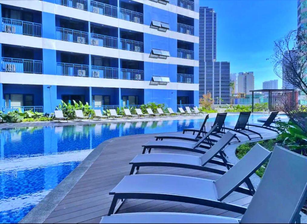 1br Free Parking With Balcony Near Rcbc, Trident, Mmc Apartment Manila