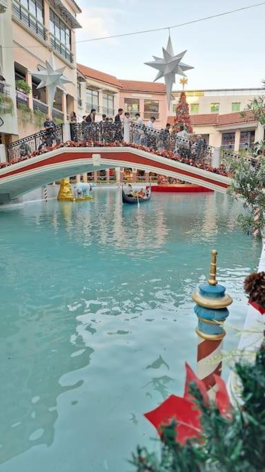 Luxury Bohemian Venice Canal Mall & Bgc Views Apartment Manila