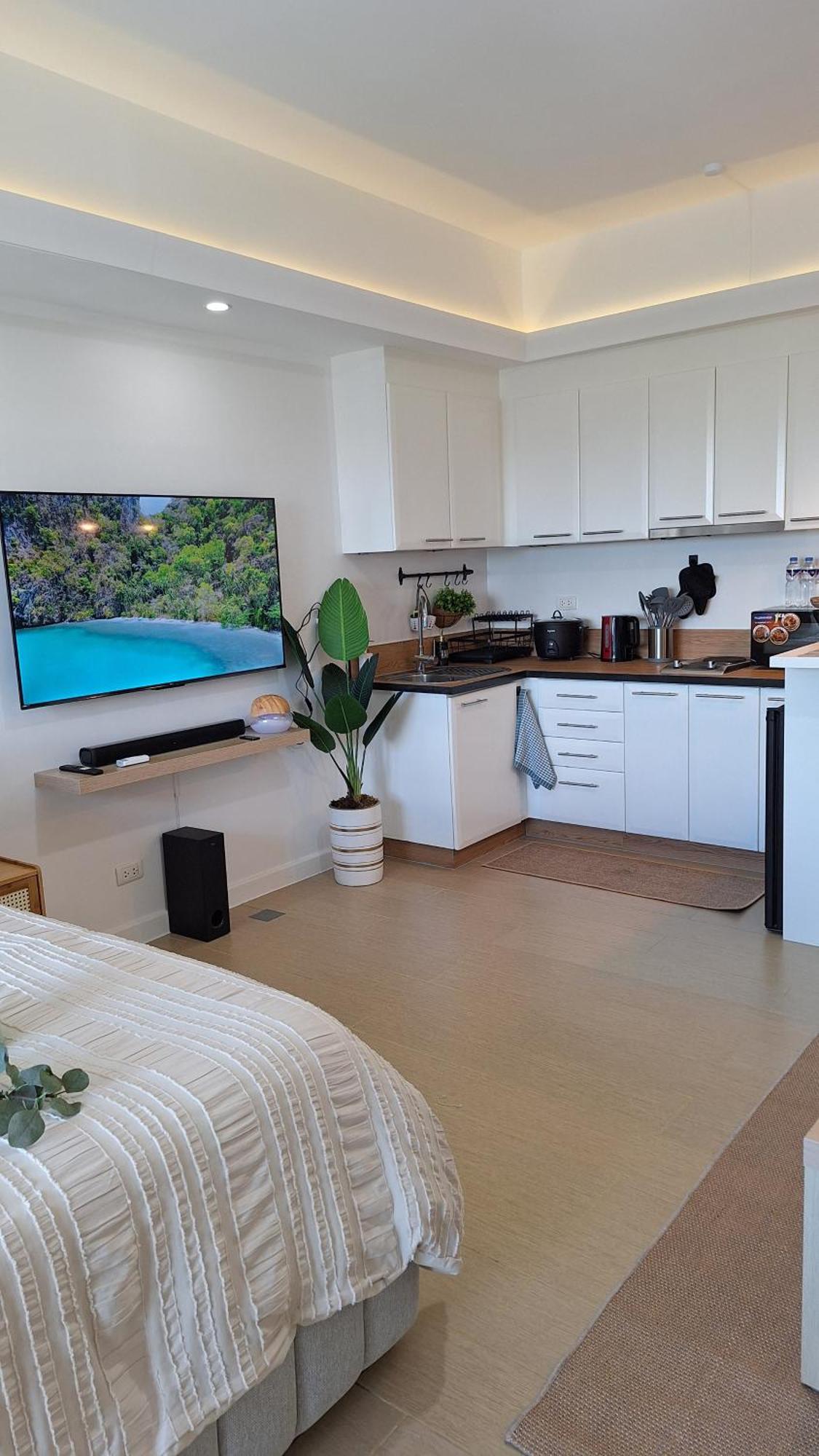 Luxury Bohemian Venice Canal Mall & Bgc Views Apartment