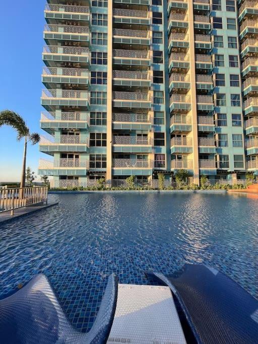 Luxury 1br Beside Okada Apartment Manila