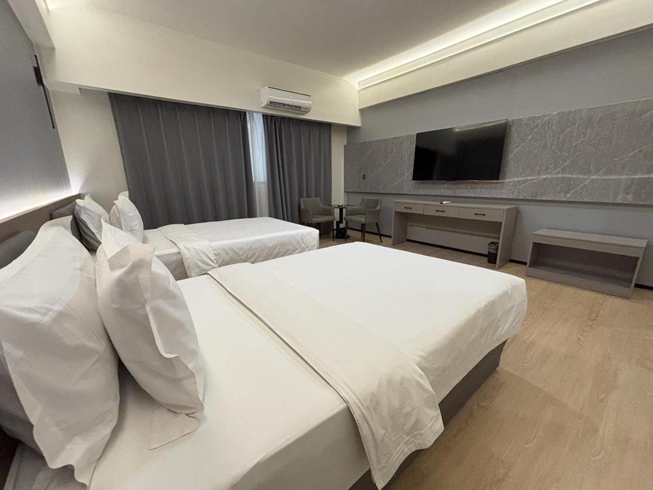 Lido De Paris Hotel Manila