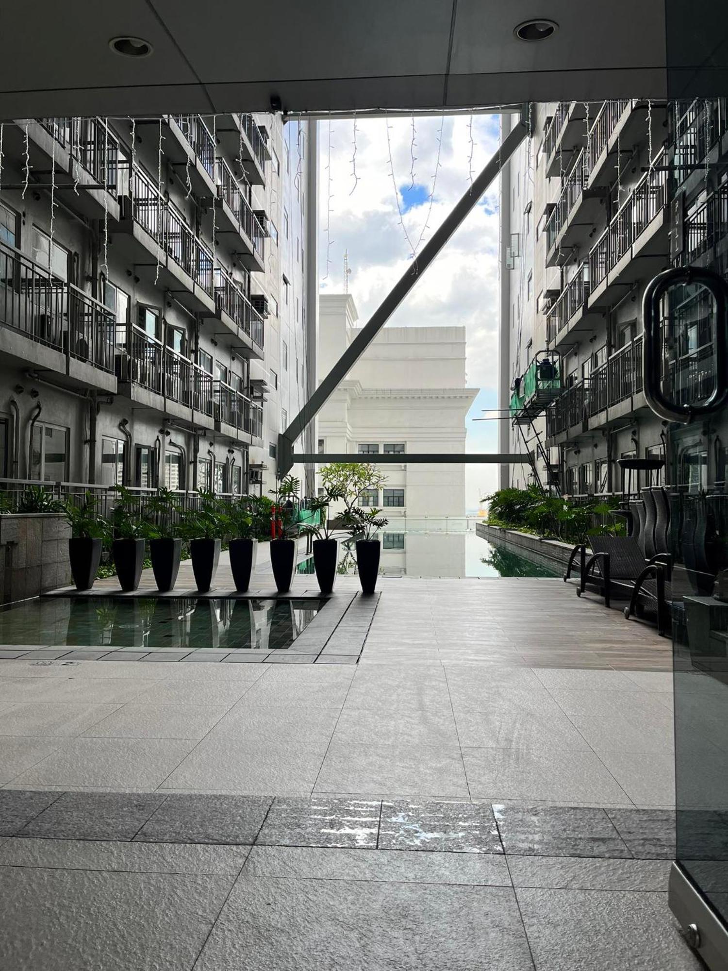 Unit In Green Residences Taft Next To De La Salle University Apartment