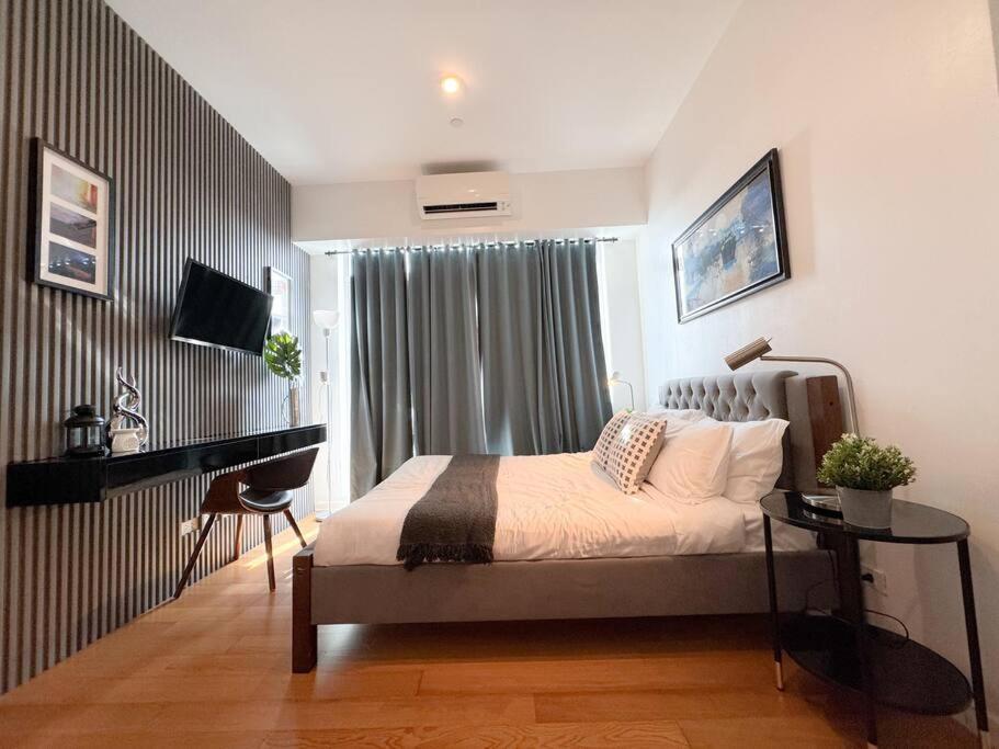 Vibrant Skyline Views 1br Apartment Manila