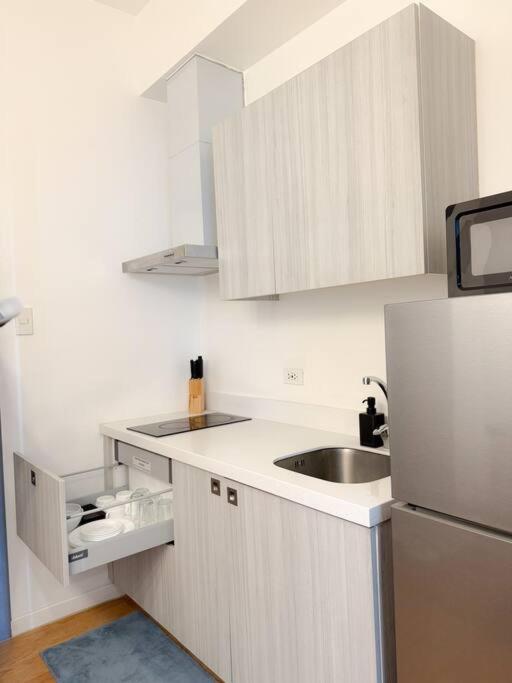 Vibrant Skyline Views 1br Apartment Manila