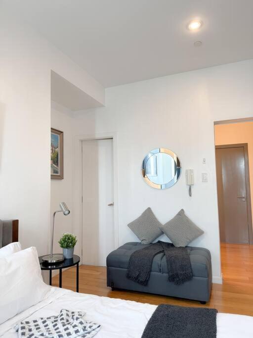 Vibrant Skyline Views 1br Apartment