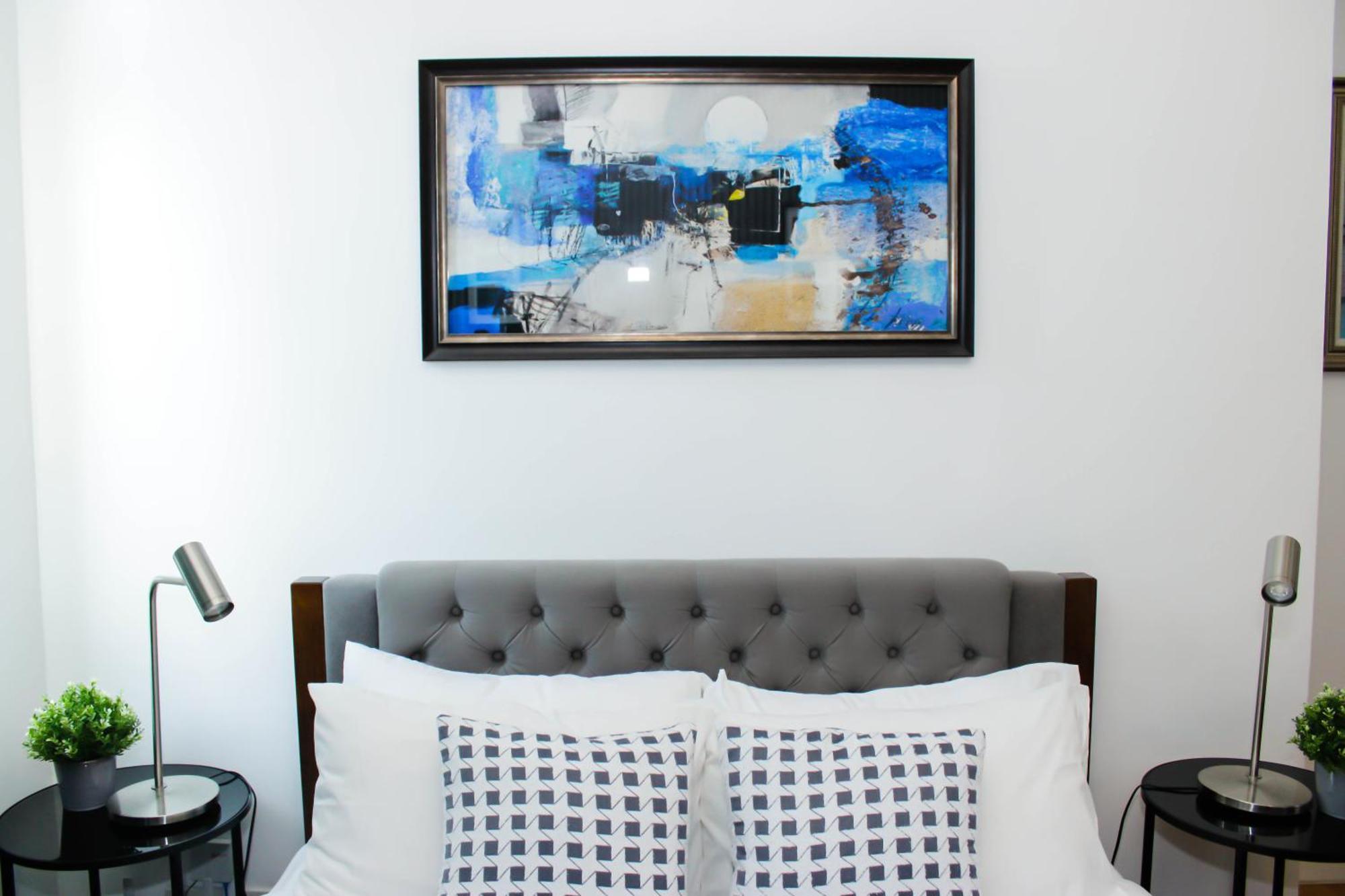 Vibrant Skyline Views 1br *