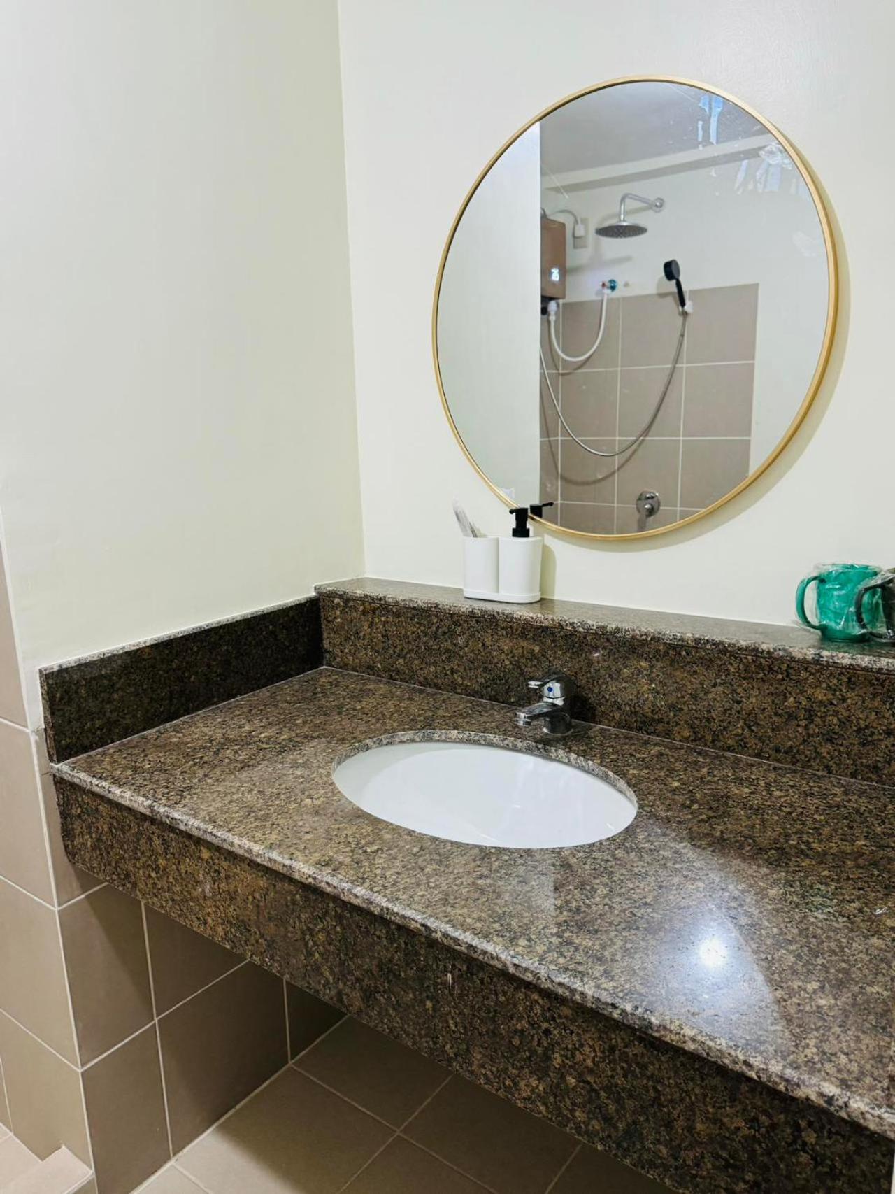 Vincondotel Near Bgc 3br Fairlane Manila