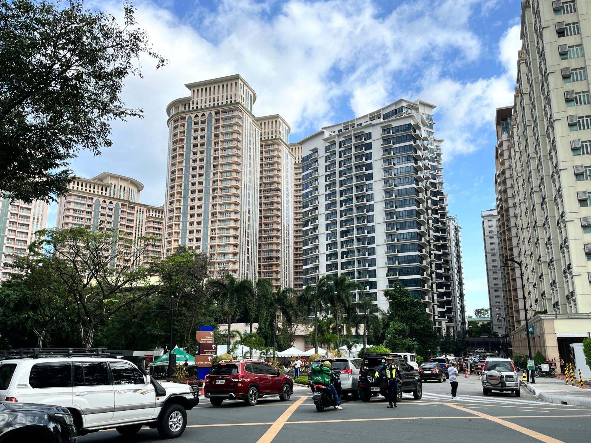 Apartment Venice Bgc Luxury - Balcony, Pool, Wi-fi Manila