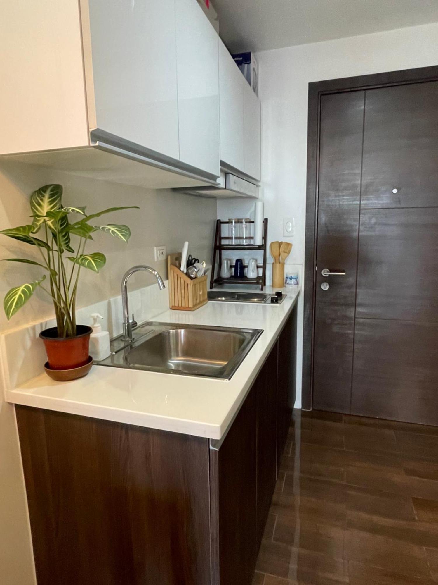 Stylish With A View In Makati Apartment *
