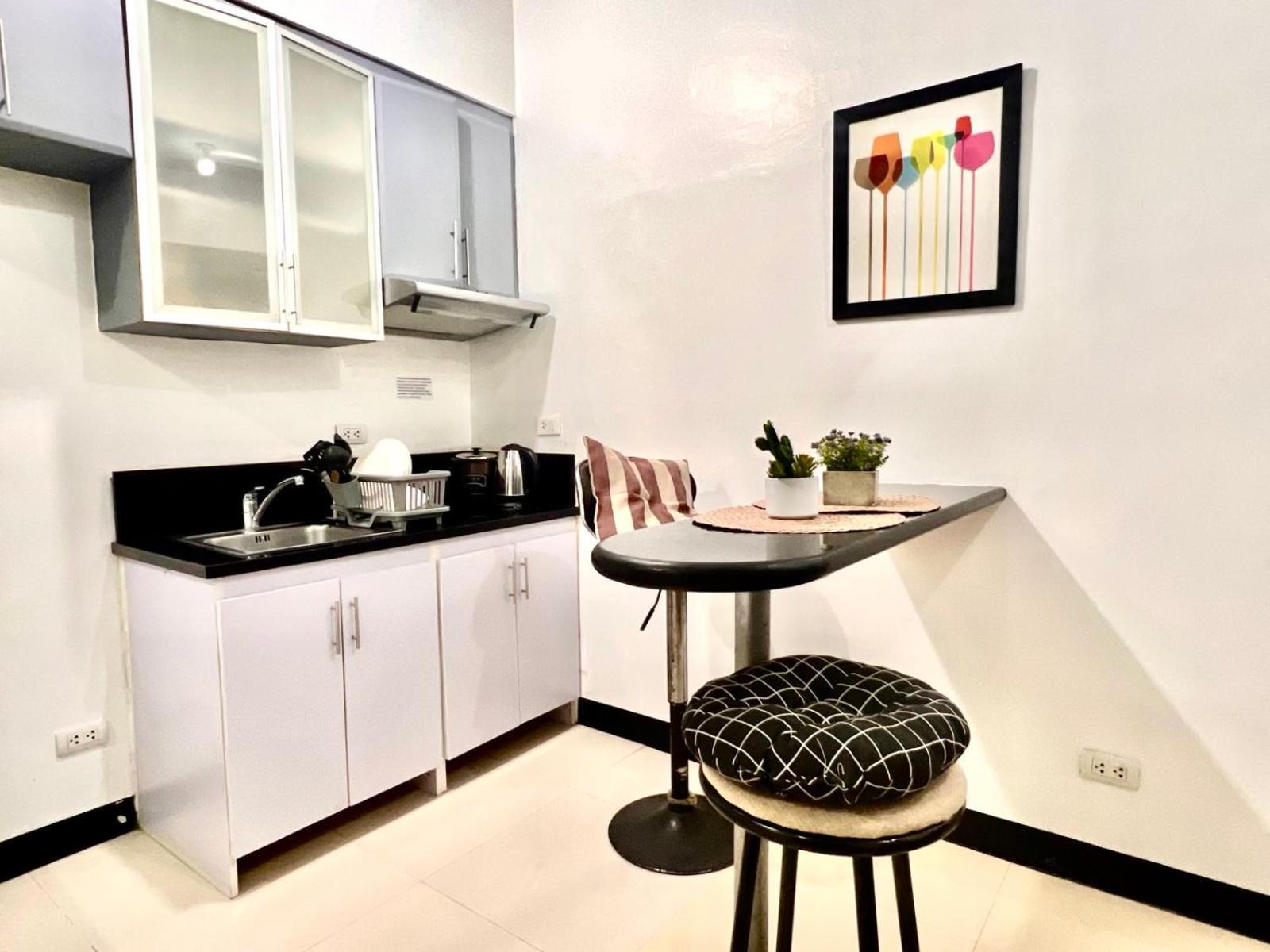 Perfect Location Bgc - Mckinley Apartment *