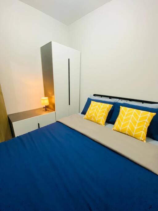 1 Bedroom With Balcony Near Mall Of