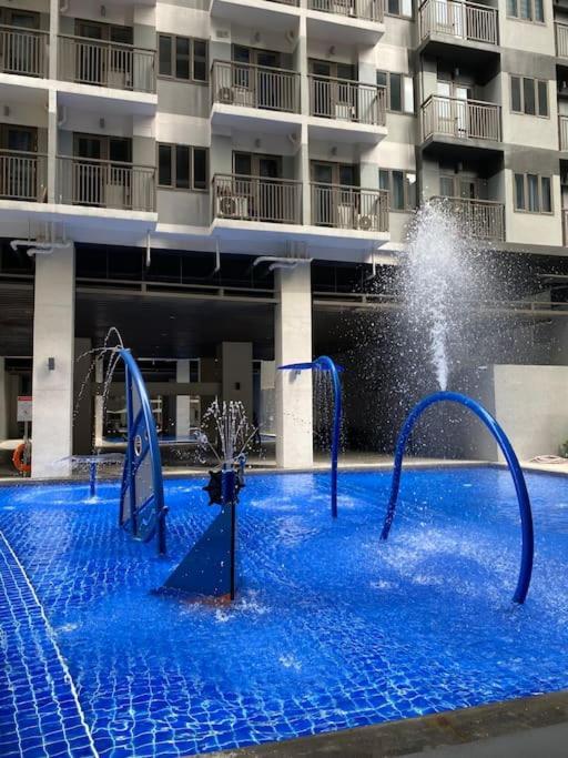 1 Bedroom With Balcony Near Mall Of