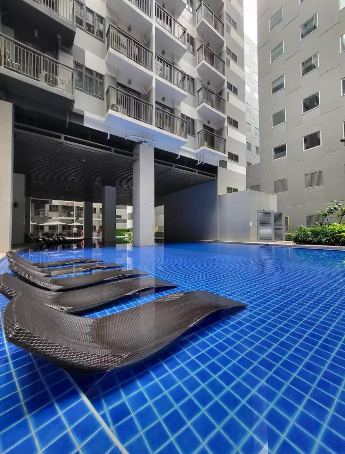 In Moa Near Picc With Pool View Balcony Apartment Manila