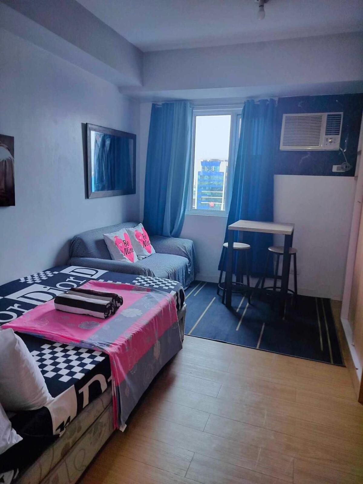 Apartment 5th Floor Type Unit With Street View *