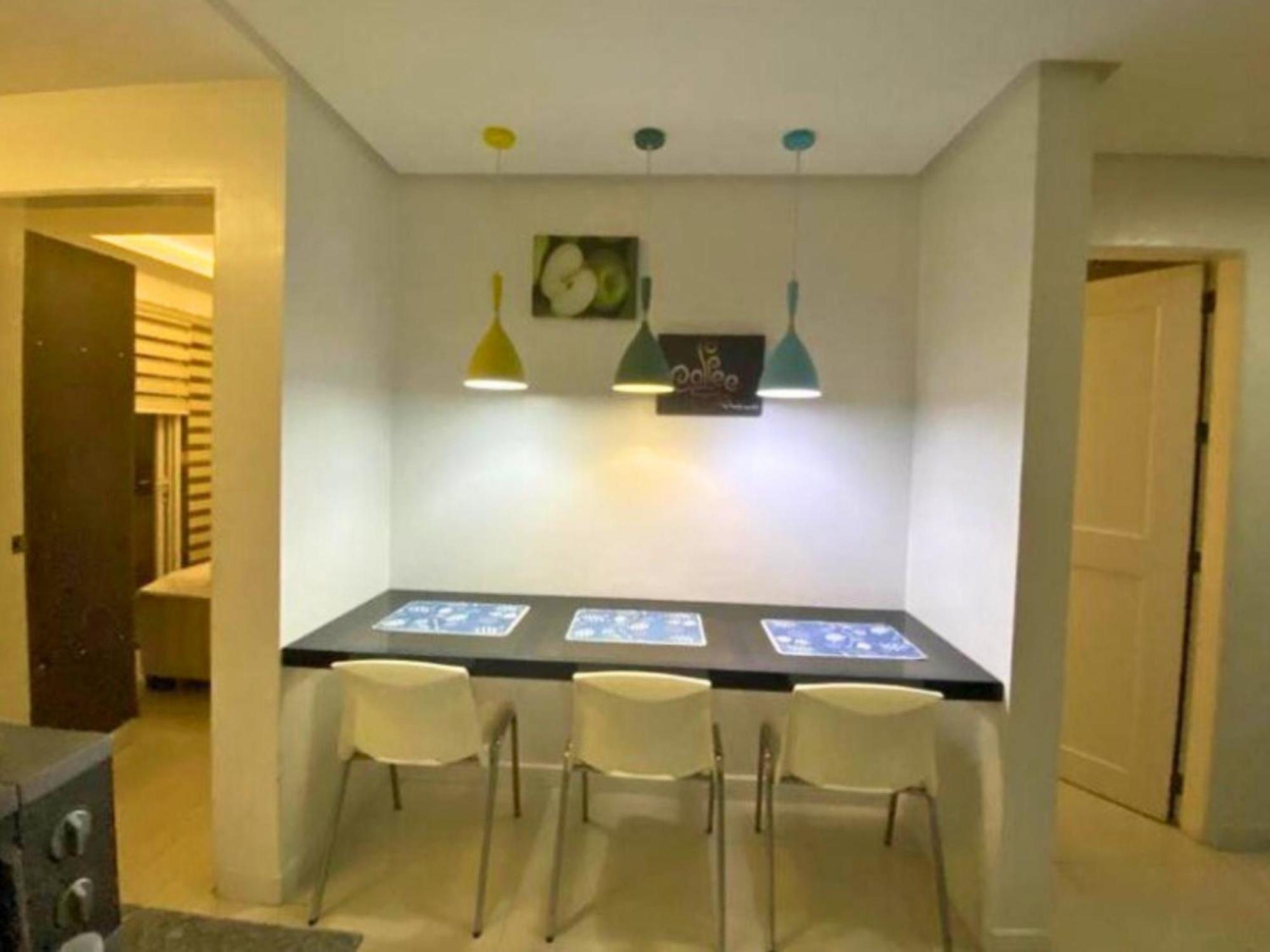 Robinsons Place Manila: Affordable Balcony Staycation With Bay Views Hotel
