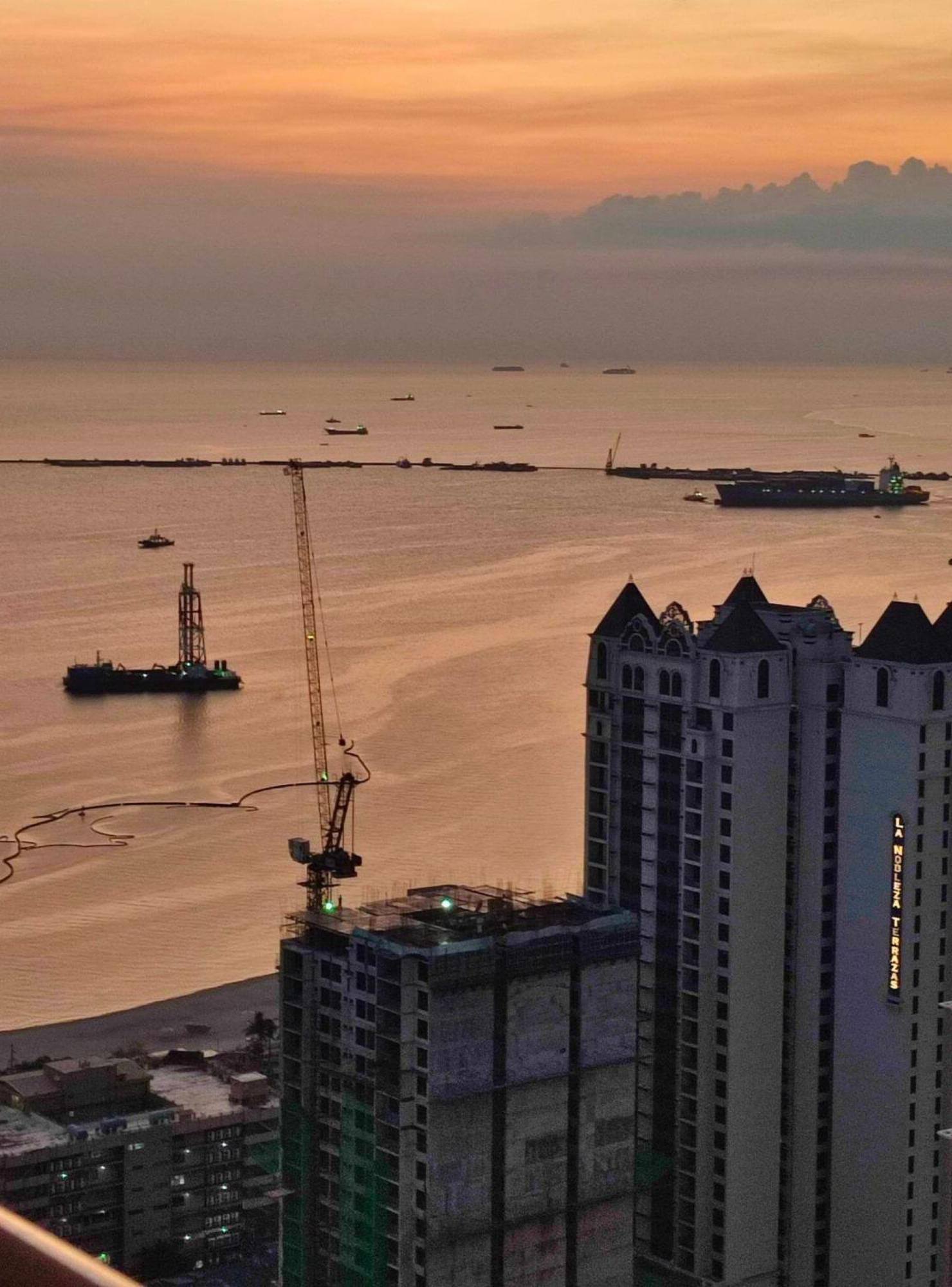 Robinsons Place Manila: Affordable Balcony Staycation With Bay Views Hotel *