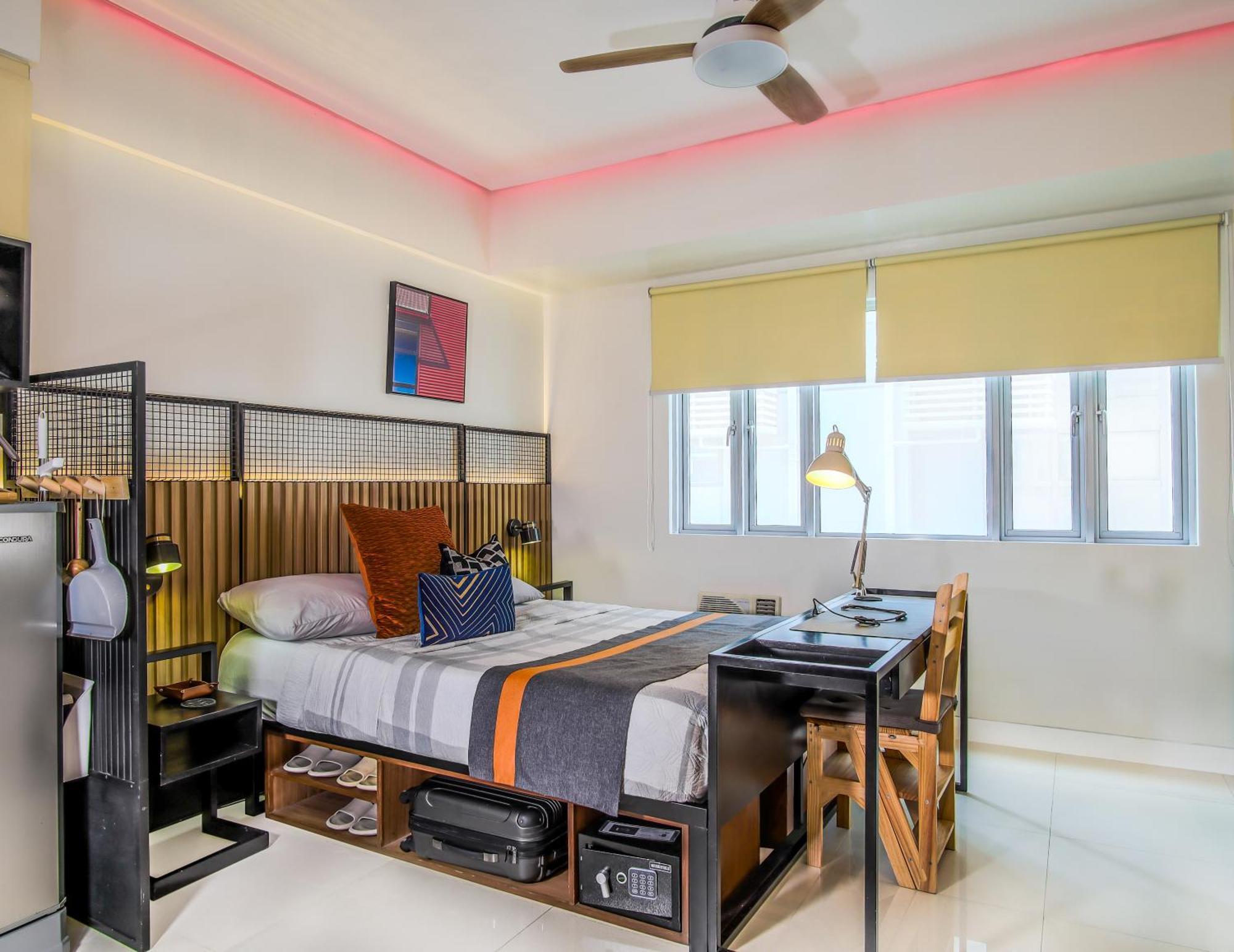 Relaxing Bgc Business Ready With 84inch Cinema Apartment