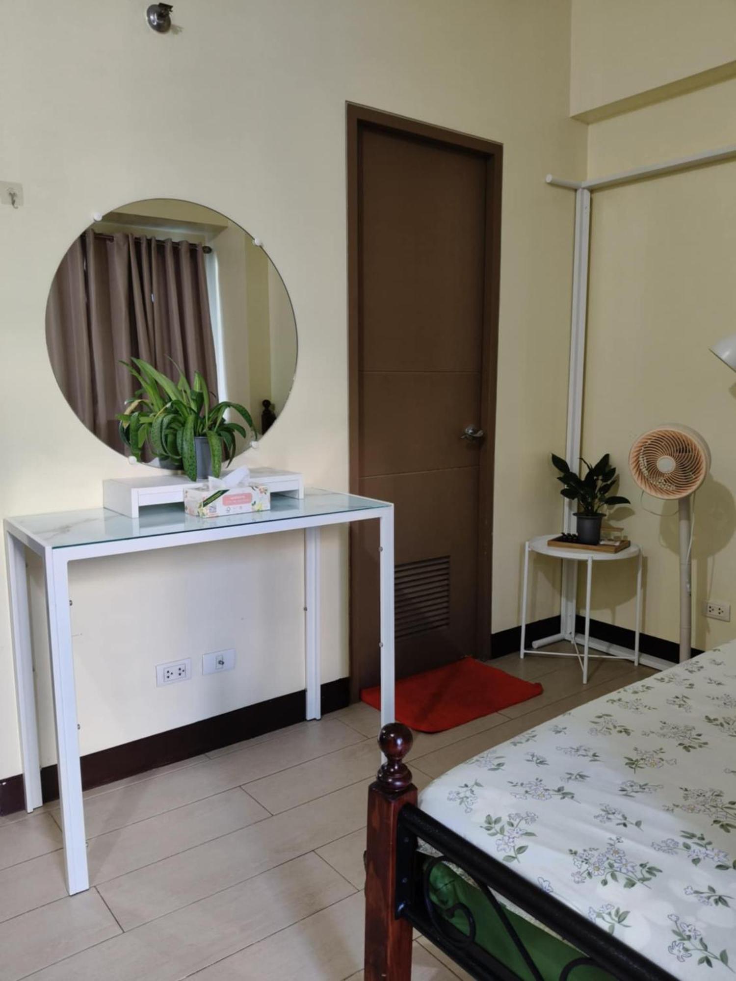 Ldn Two Palm Tree Newport Apartment Manila