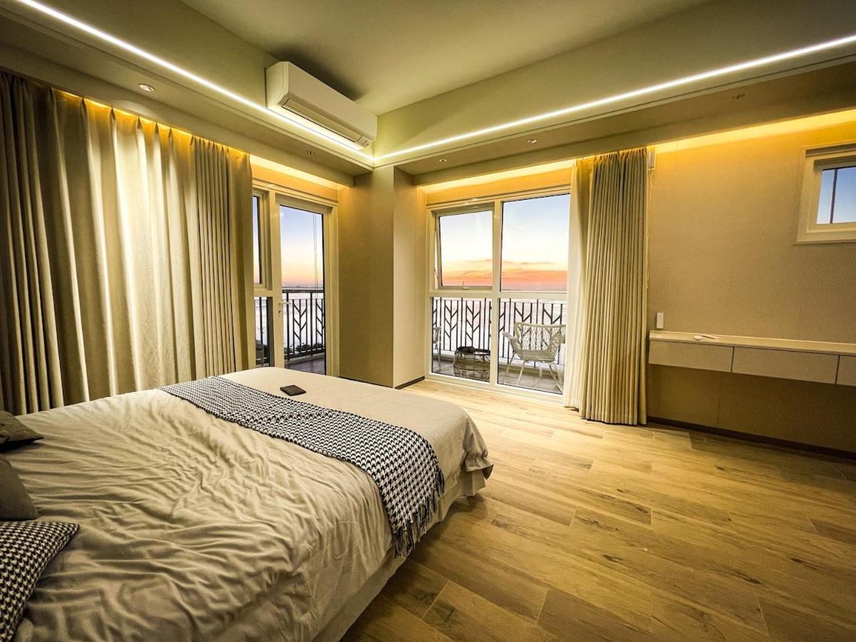 Modern 2br Beside Okada With Sunset View Apartment Manila