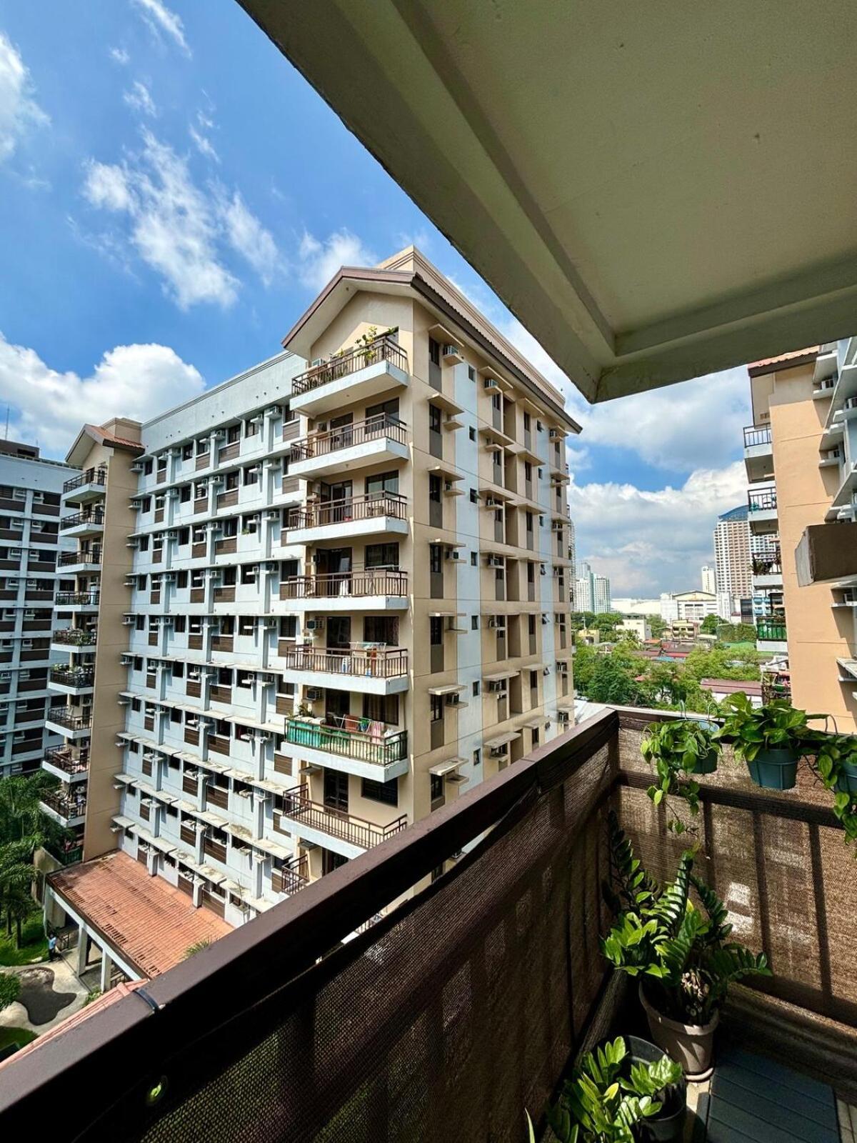 Apartment Helloqc Cubao - Cosy W Pool Access Nr Train & Bus Stns For 4pax