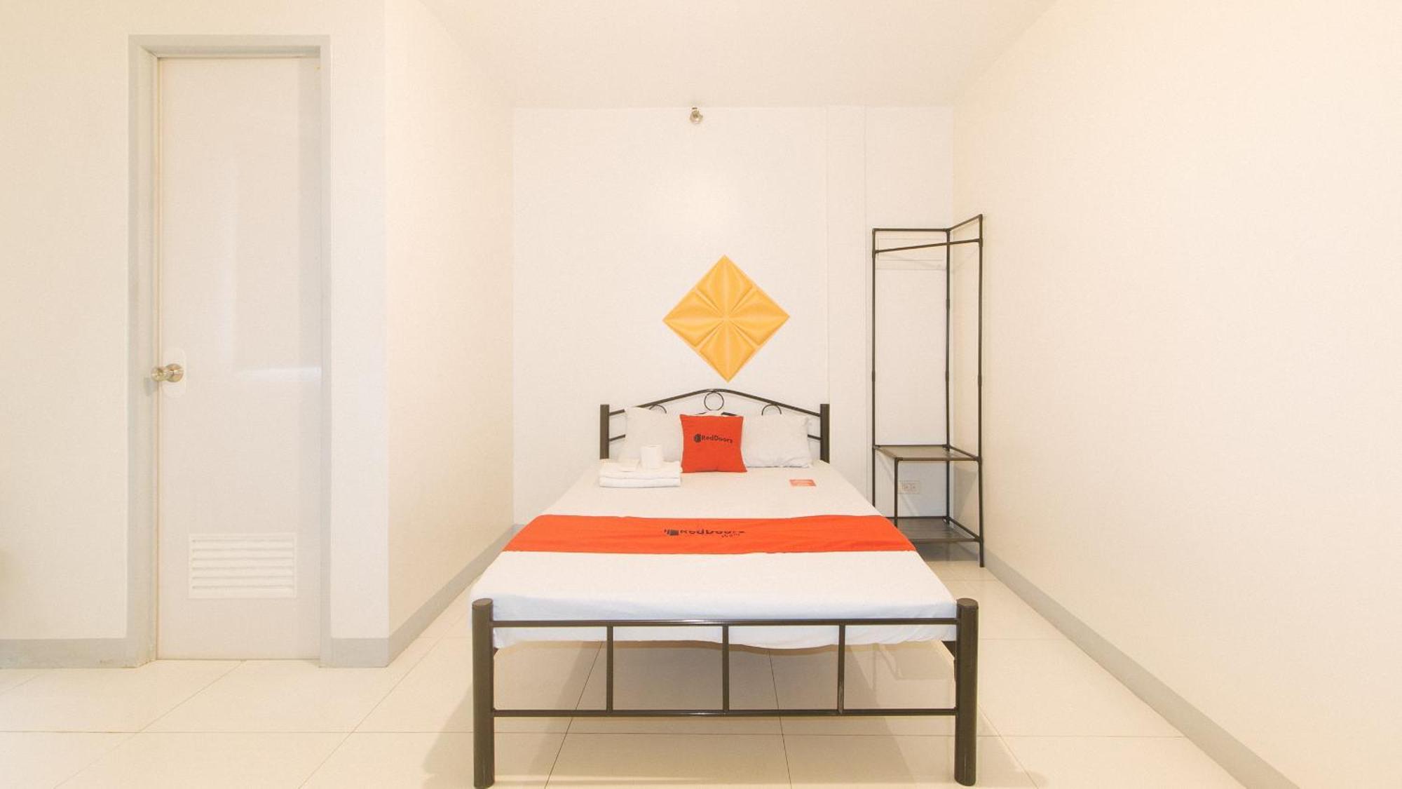 Hotel Reddoorz @ The Vjour Makati Pasay