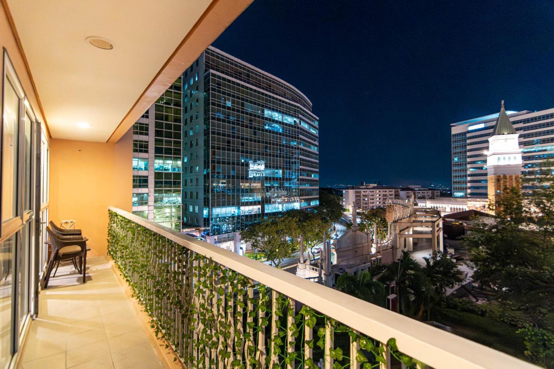 Luxury At Venice Mall Near Airport, Bgc & Makati Aparthotel