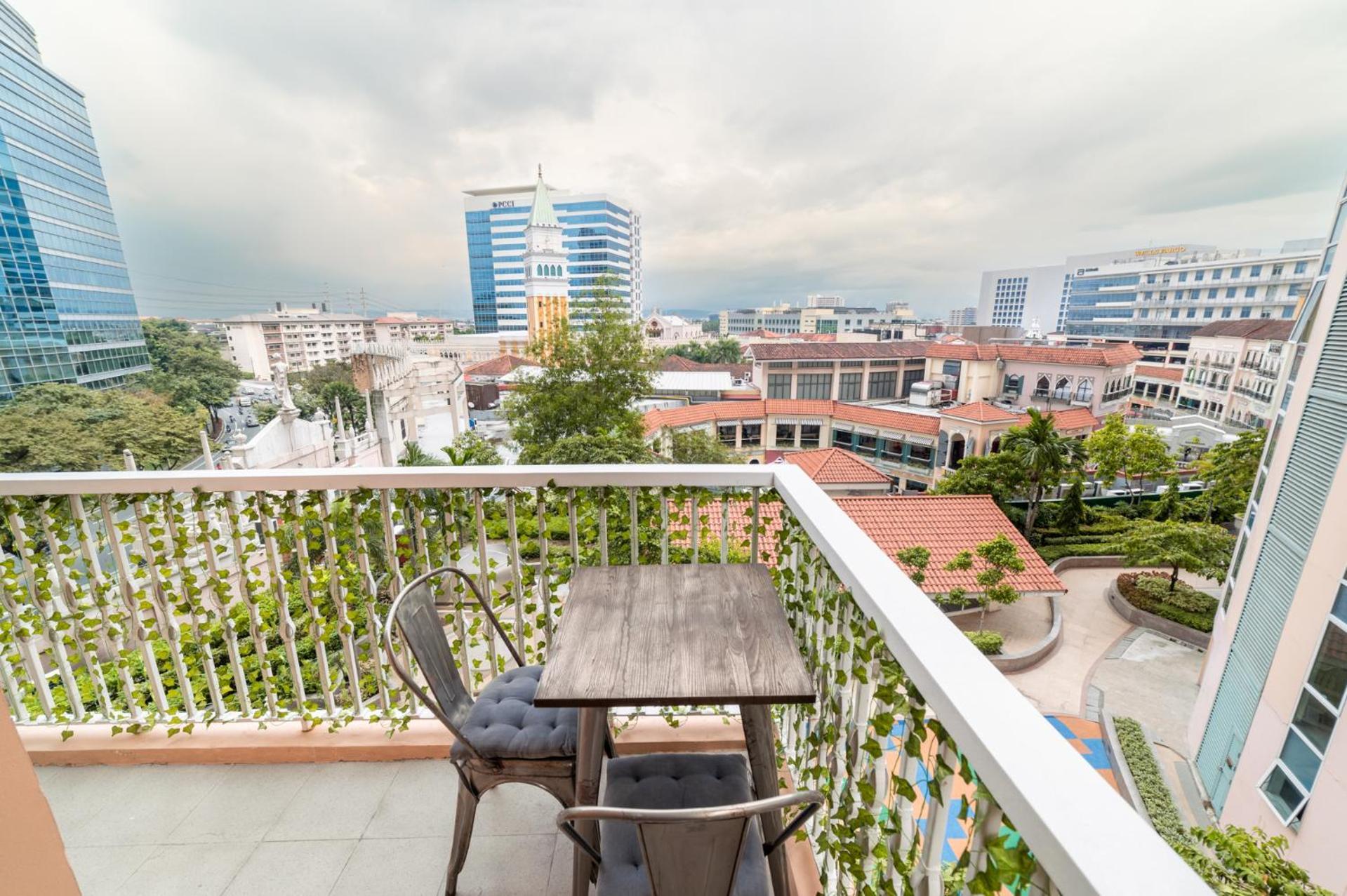 Luxury At Venice Mall Near Airport, Bgc & Makati Aparthotel