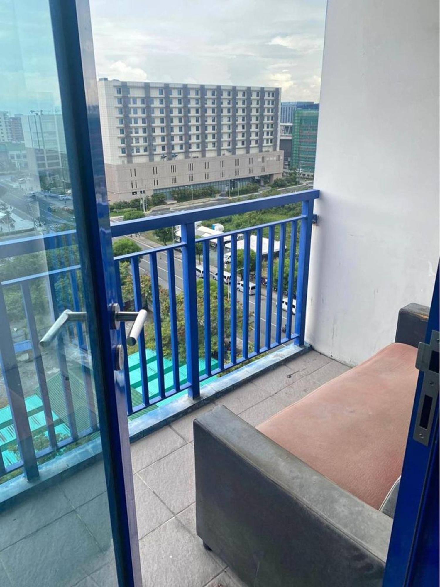 Ndulge In Opulence On A Budget Near Moa! Luxuriate In Our Deluxe 1 Bedroom Units With Stunning Views. Enjoy Free Netflix And An Exceptional Discount. Book Now For A Lavish And Affordable Escape! Hotel Manila