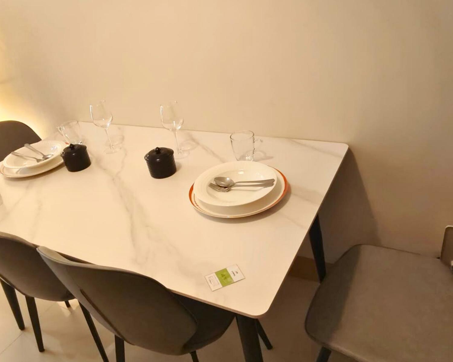 Hotel Ndulge In Opulence On A Budget Near Moa! Luxuriate In Our Deluxe 1 Bedroom Units With Stunning Views. Enjoy Free Netflix And An Exceptional Discount. Book Now For A Lavish And Affordable Escape! *