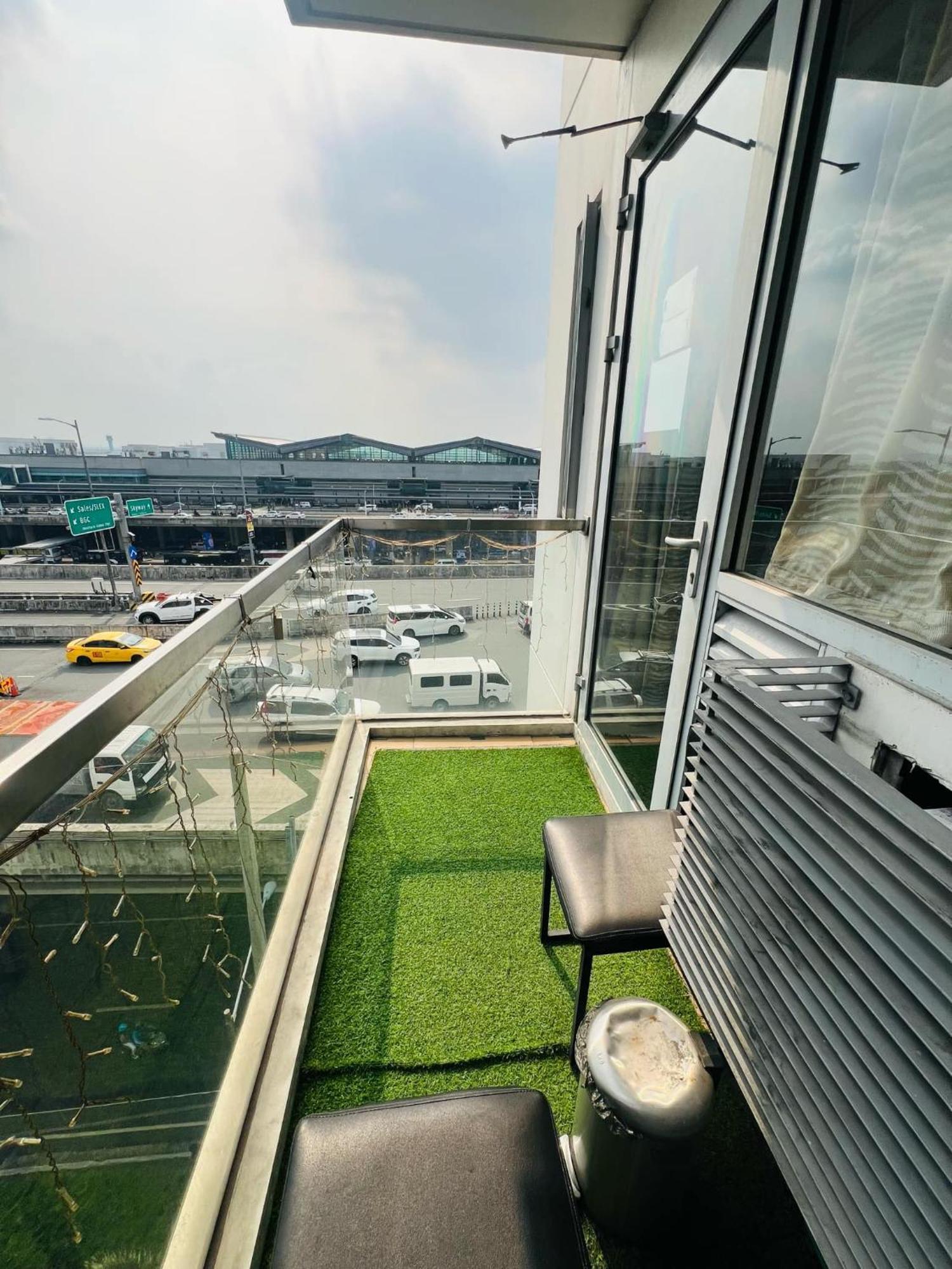 Apartment One Palm Tree - 7o With Balcony - Across Terminal 3 Airport Manila