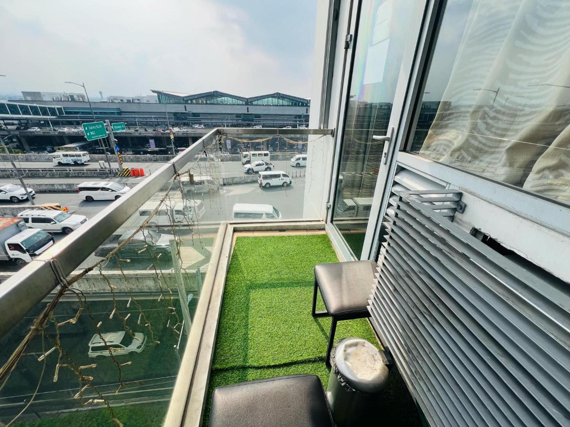 One Palm Tree - 7o With Balcony - Across Terminal 3 Airport Apartment