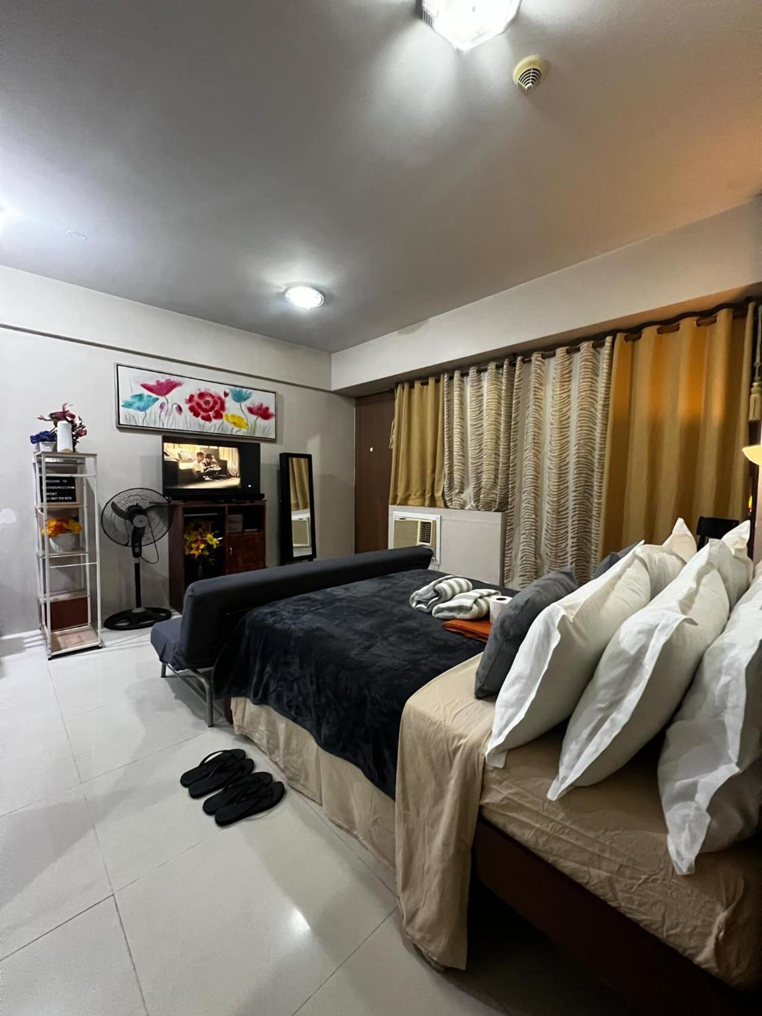 One Palm Tree - 7o With Balcony - Across Terminal 3 Airport Apartment Manila