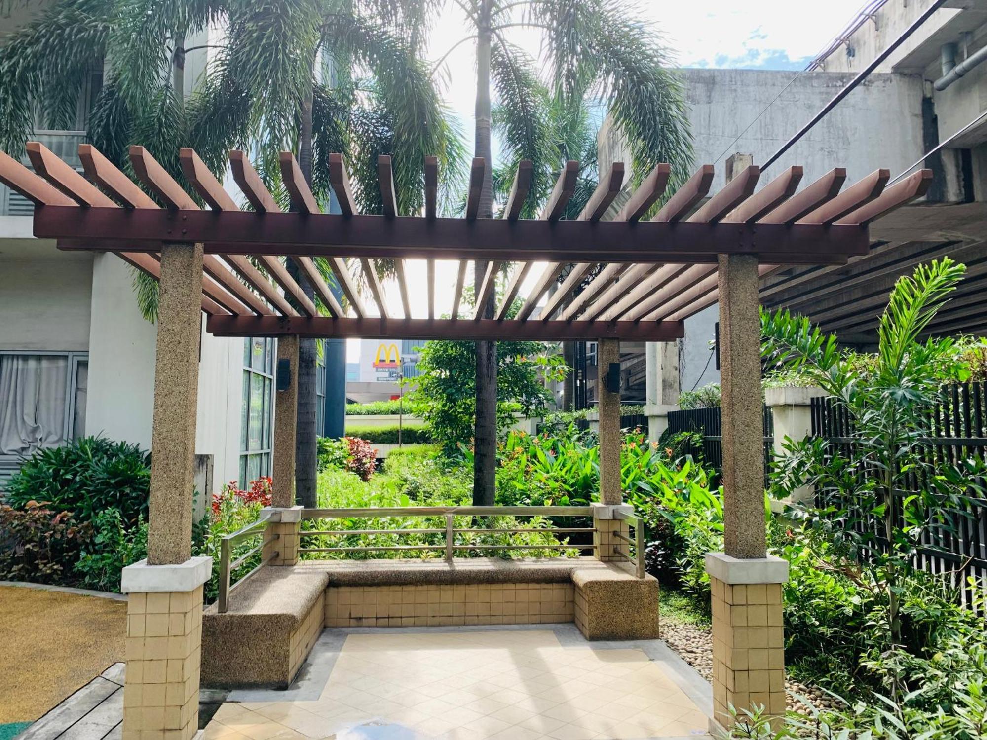 One Palm Tree - 7o With Balcony - Across Terminal 3 Airport * Manila