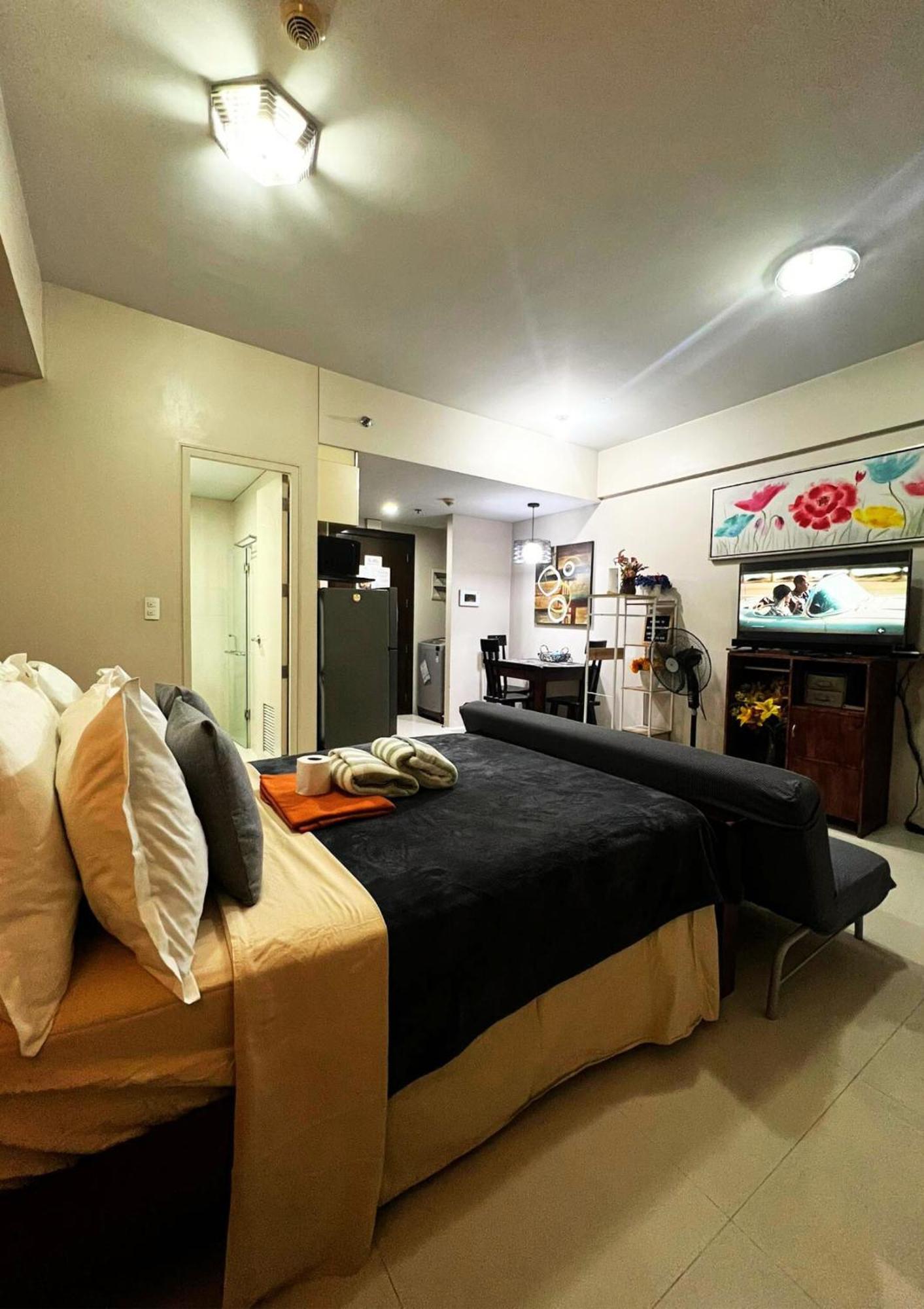 Apartment One Palm Tree - 7o With Balcony - Across Terminal 3 Airport Manila