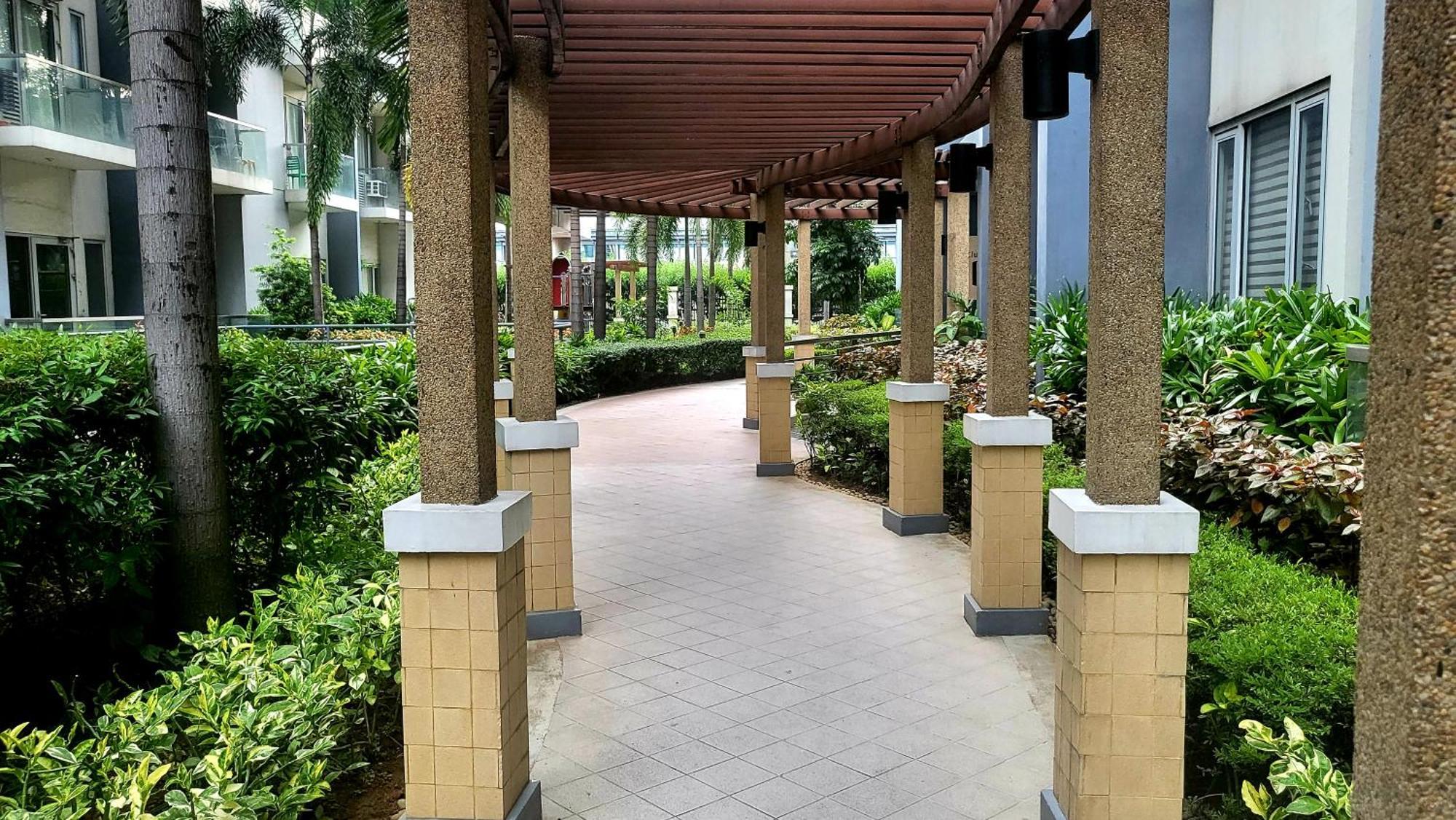 One Palm Tree - 7o With Balcony - Across Terminal 3 Airport * Manila