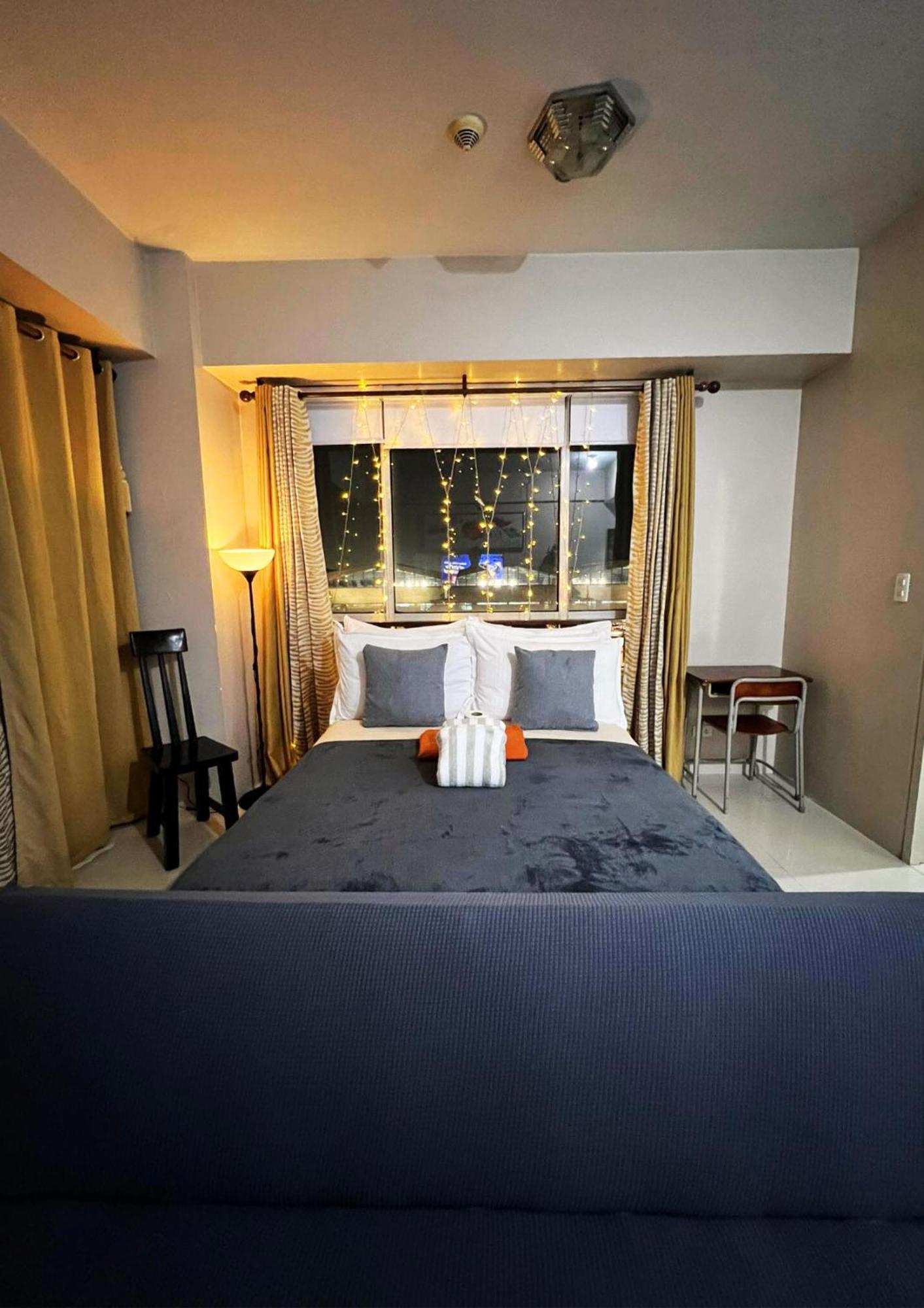 One Palm Tree - 7o With Balcony - Across Terminal 3 Airport Apartment Manila
