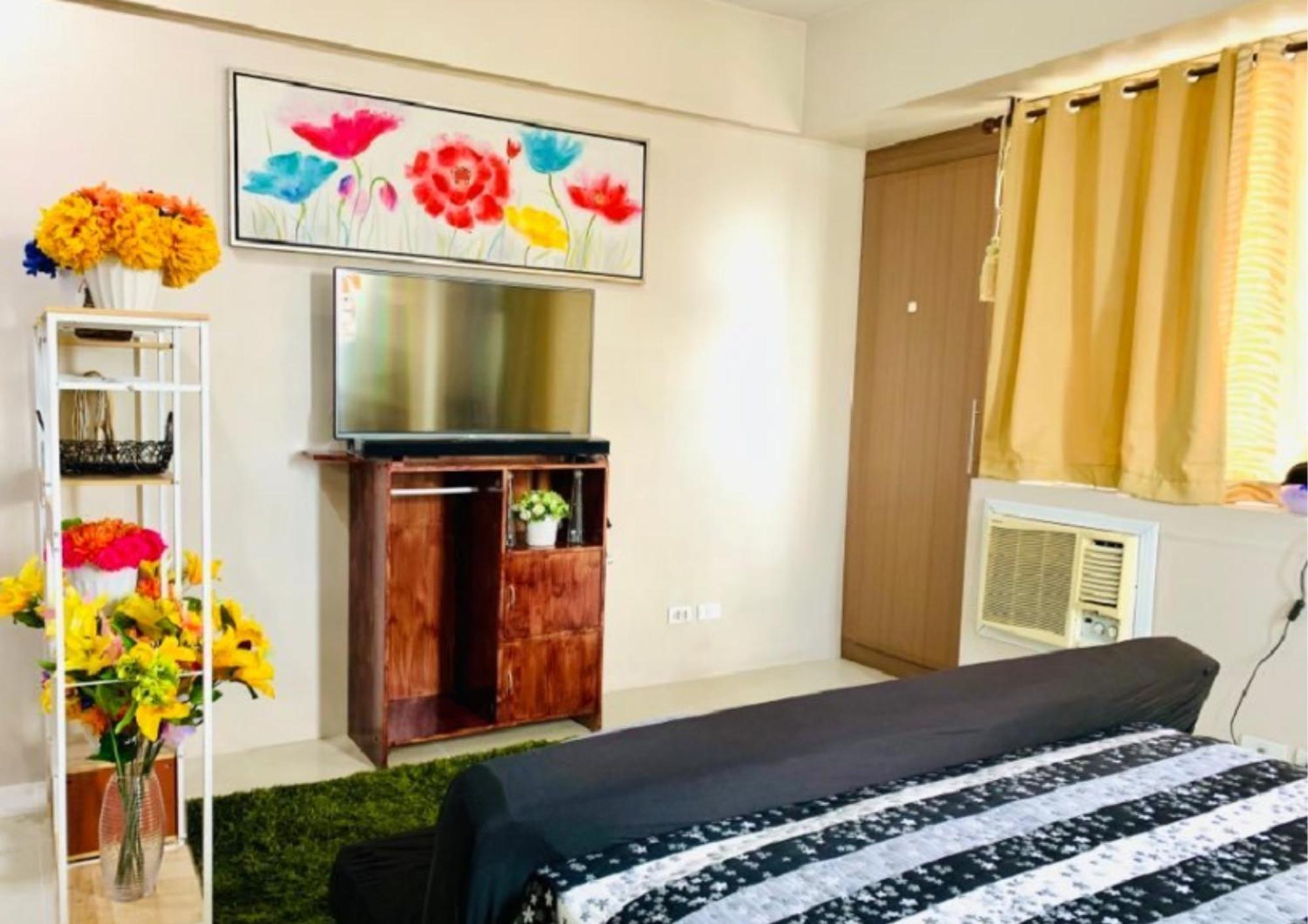 One Palm Tree - 7o With Balcony - Across Terminal 3 Airport Apartment Manila