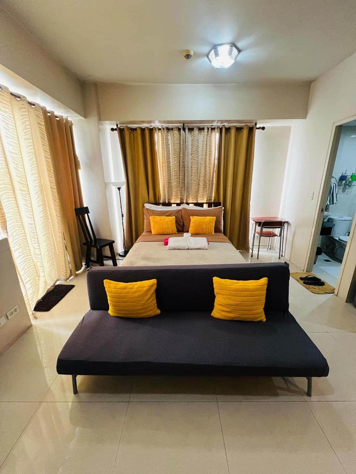 One Palm Tree - 7o With Balcony - Across Terminal 3 Airport Apartment Manila