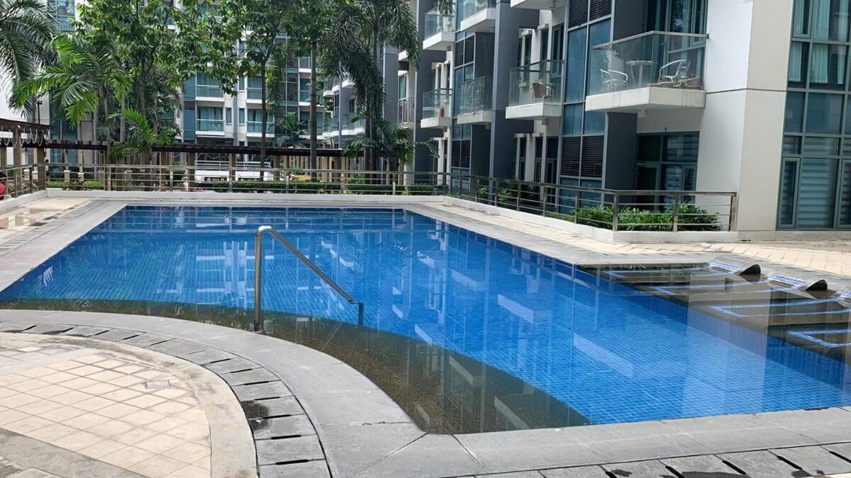 Two Palm Tree - 8a With Balcony - Across Terminal 3 Airport Apartment Manila