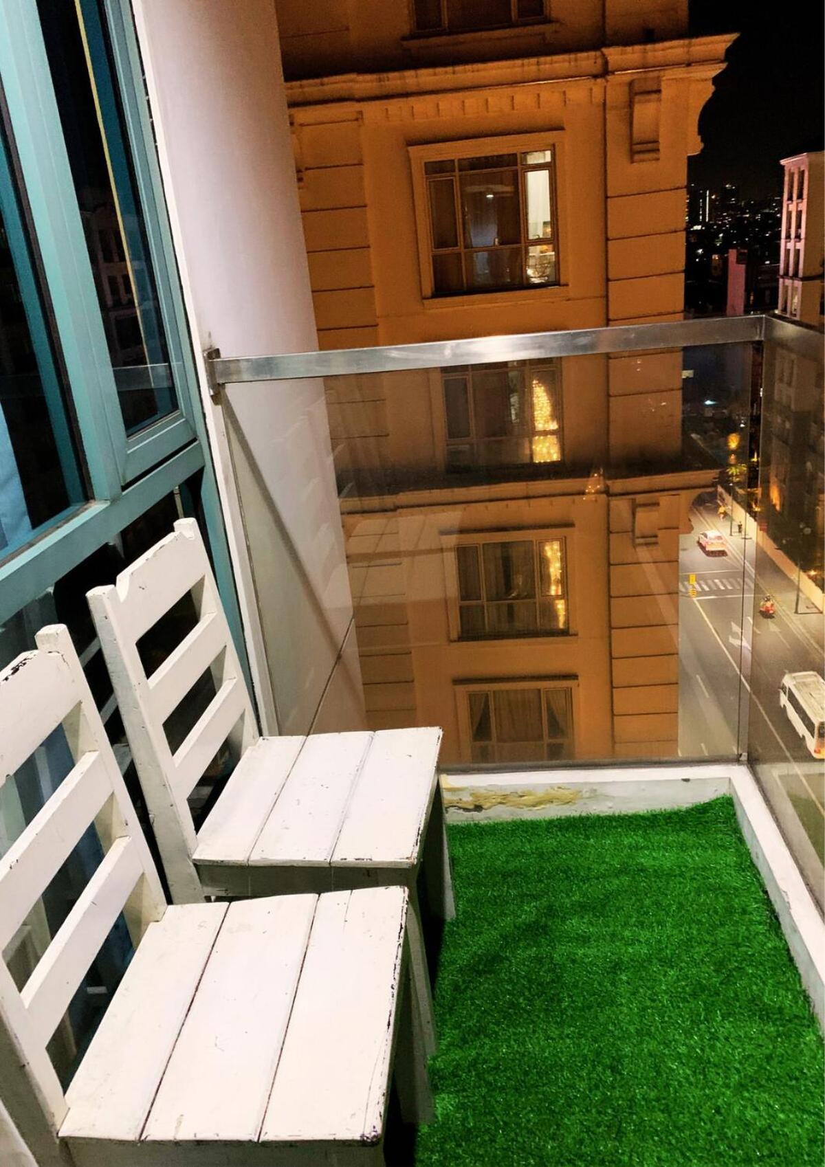 Two Palm Tree - 8a With Balcony - Across Terminal 3 Airport Apartment Manila
