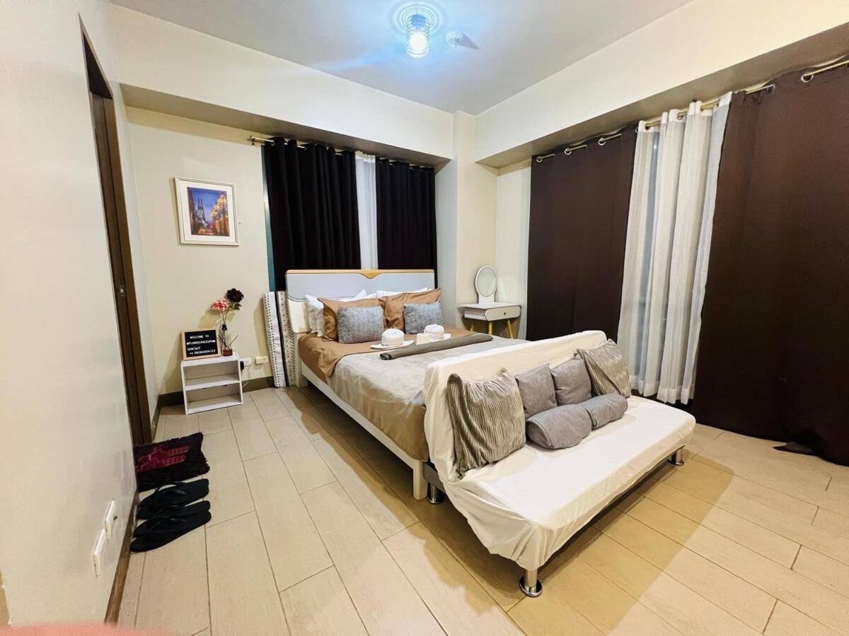 Two Palm Tree - 8a With Balcony - Across Terminal 3 Airport Apartment *